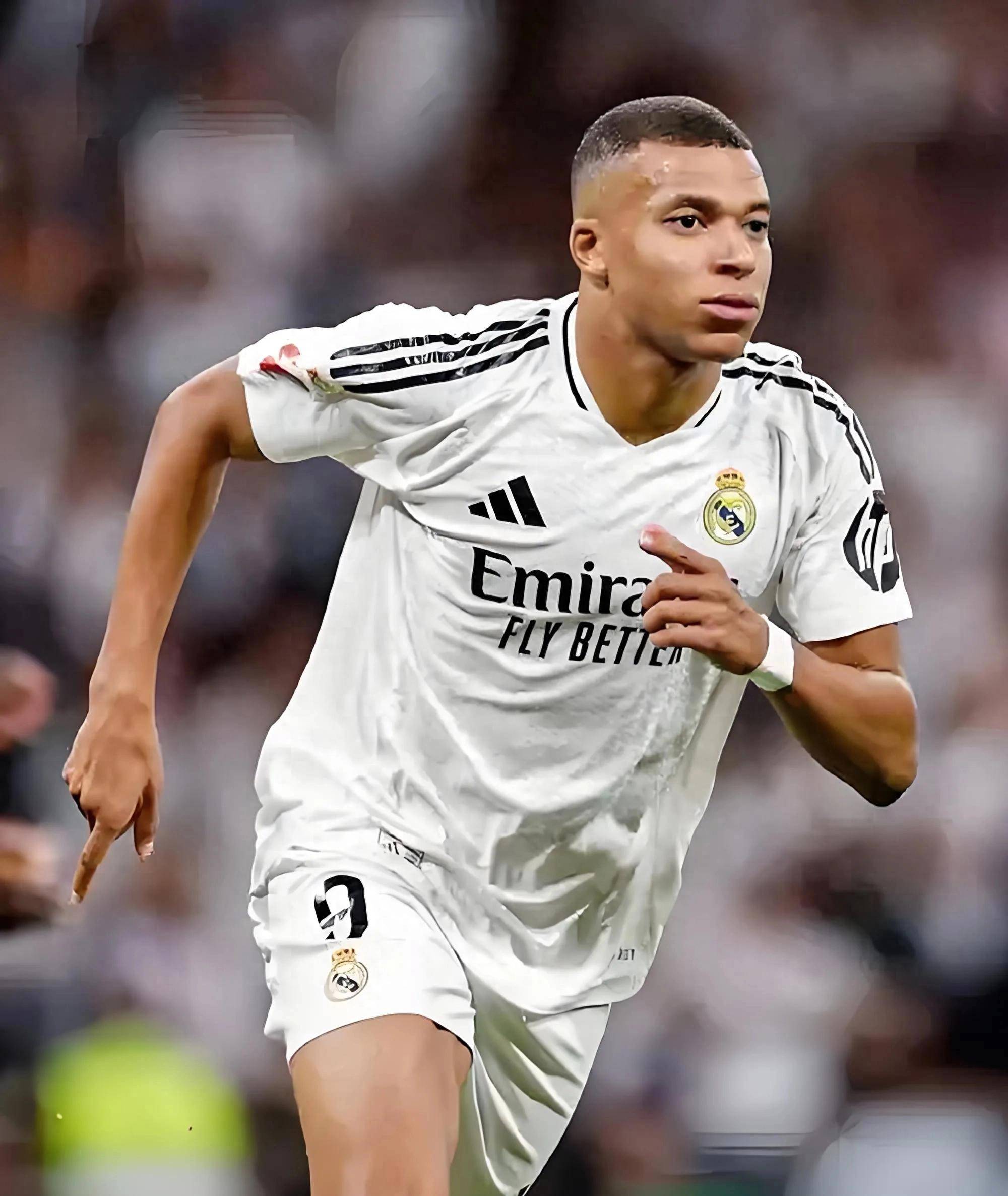 陈威vs柔佛新山半场数据：贡献5次扑救，评分暂为全场最高