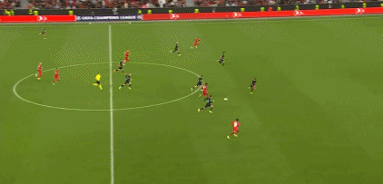 随迈阿密国际夺冠，德保罗赛后剪下主场球网留念