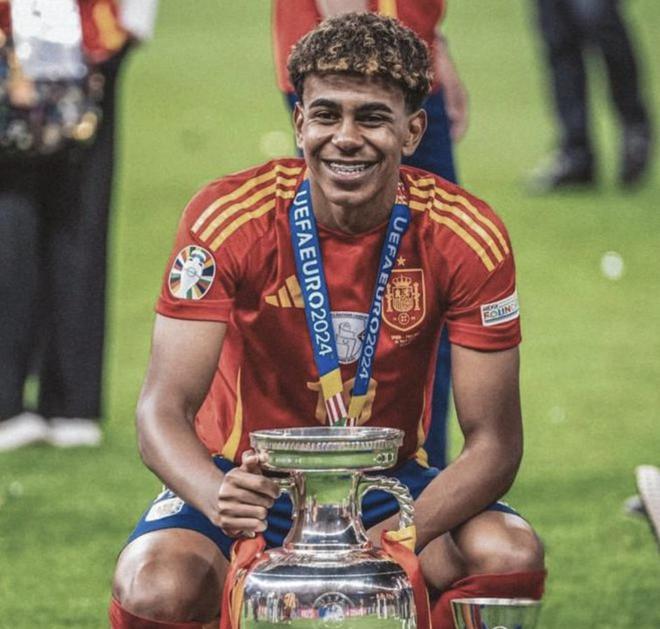 感受土超的气氛，埃德森在伊斯坦布尔德比中遭球迷投掷塑料杯